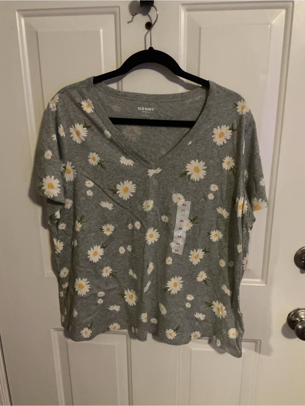 Old Navy Gray Daisy V-Neck Women's Top